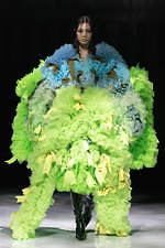 トモ コイズミ  2020年春夏コレクション - 円形劇場、身体に沸き立つ感情の“かたち”｜写真6