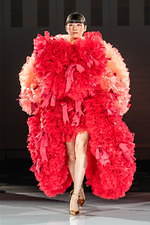 トモ コイズミ  2020年春夏コレクション - 円形劇場、身体に沸き立つ感情の“かたち”｜写真7