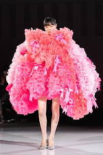 トモ コイズミ  2020年春夏コレクション - 円形劇場、身体に沸き立つ感情の“かたち”｜写真8