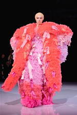 トモ コイズミ  2020年春夏コレクション - 円形劇場、身体に沸き立つ感情の“かたち”｜写真9