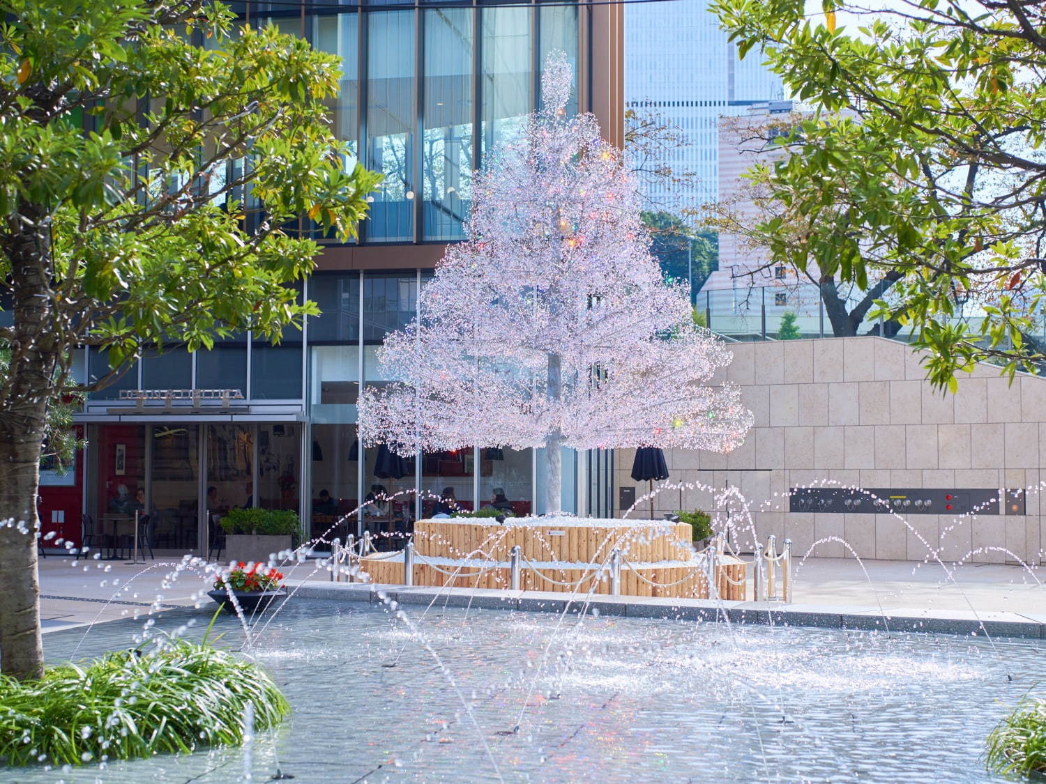 東京ガーデンテラス紀尾井町のイルミネーション、クリスタルガラス約48,000粒のツリーなど｜写真5