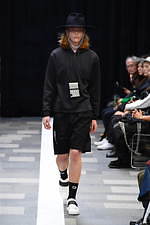 ディーベック 2020年春夏コレクション - 光と影の魅力をもった都市と調和する機能服｜写真15