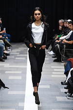 ディーベック 2020年春夏コレクション - 光と影の魅力をもった都市と調和する機能服｜写真17