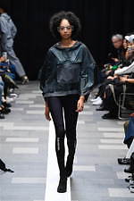 ディーベック 2020年春夏コレクション - 光と影の魅力をもった都市と調和する機能服｜写真23