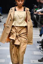 ディーベック 2020年春夏コレクション - 光と影の魅力をもった都市と調和する機能服｜写真32