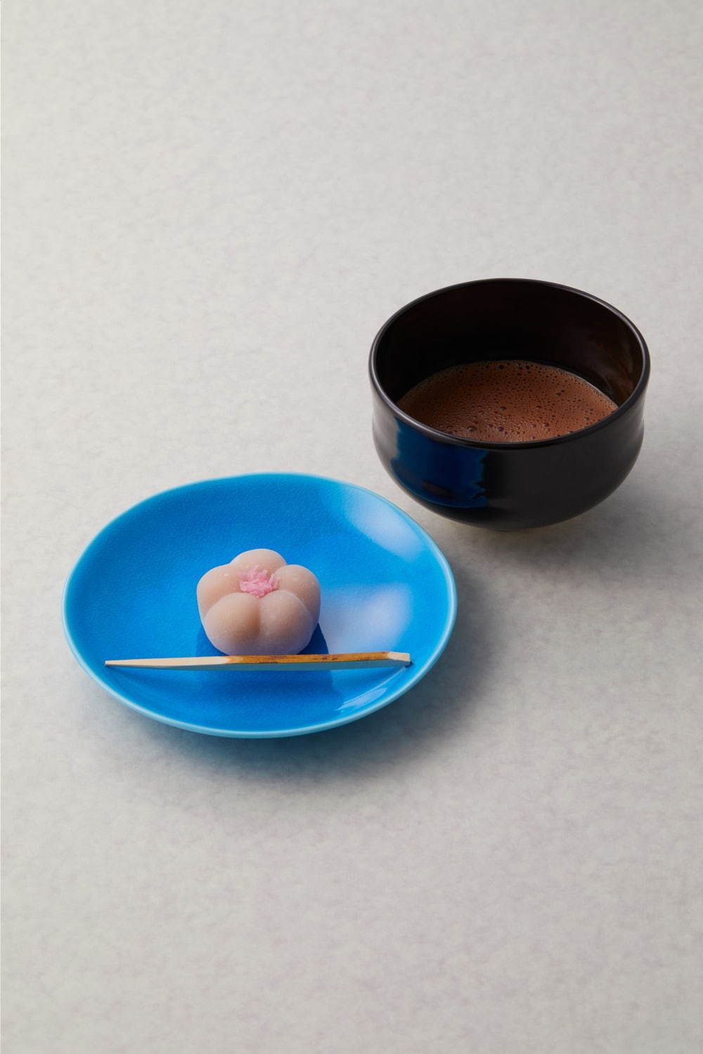 京菓子司 末富×ジャン＝ポール・エヴァンの和菓子、チョコレートを包んだ“桃色の花びら”｜写真2