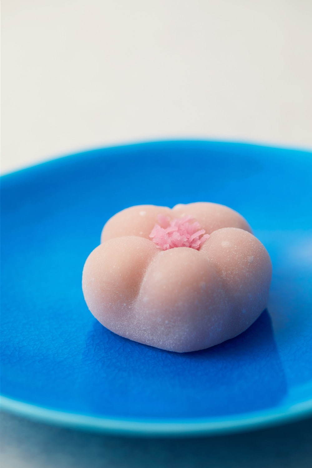 京菓子司 末富×ジャン＝ポール・エヴァンの和菓子、チョコレートを包んだ“桃色の花びら”｜写真3
