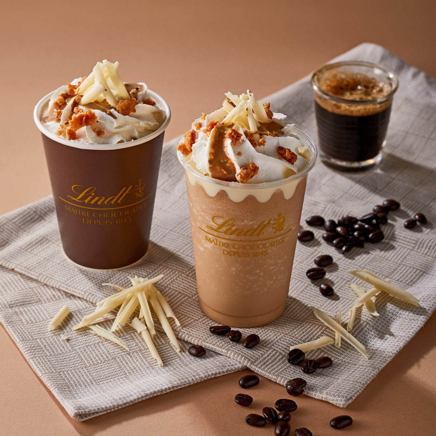 リンツの“選べる”カフェモカ、ホワイト・ミルク・ダークのチョコレートにエスプレッソをブレンド｜写真1