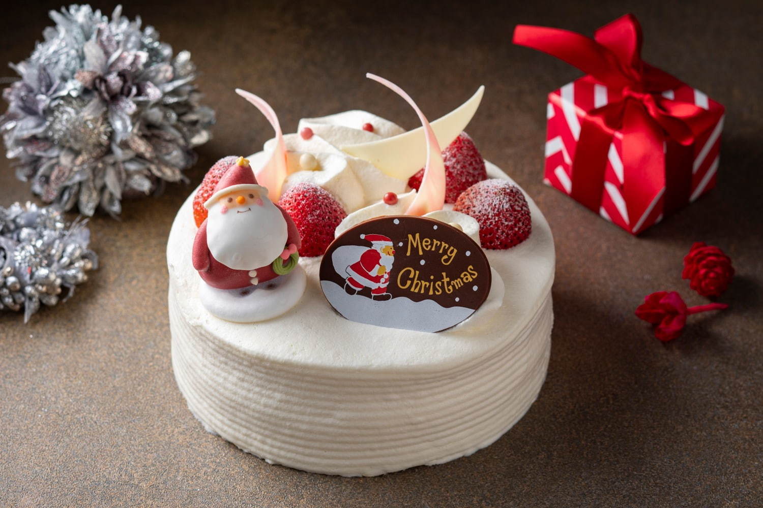 ヒルトン名古屋のクリスマスケーキ2019、チョコミントのブッシュドノエルや赤×白のムースケーキなど｜写真3