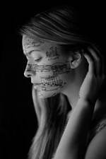 シャネル・ネクサス・ホールで人体に楽譜を描く仏作曲家の日本初写真展｜写真5