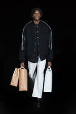 バレンシアガ直営店が渋谷スクランブルスクエアにオープン、メンズ＆ウィメンズのウェアを展開｜写真4