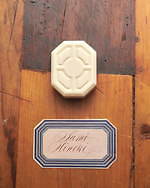 オフィシーヌ・ユニヴェルセル・ビュリーの新作ボディケア、アイリス＆スミレや燻しヒノキの香り｜写真10