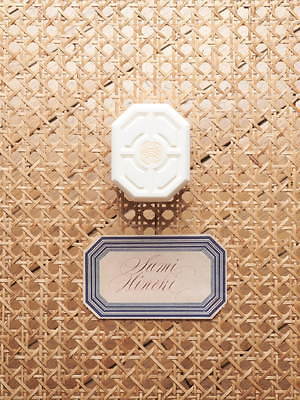 オフィシーヌ・ユニヴェルセル・ビュリーの新作ボディケア、アイリス＆スミレや燻しヒノキの香り｜写真1