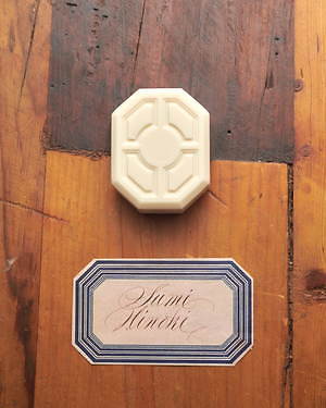 オフィシーヌ・ユニヴェルセル・ビュリーの新作ボディケア、アイリス＆スミレや燻しヒノキの香り｜写真10