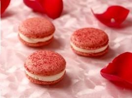 「ローズとフランボワーズのマカロン」1個300円※いずれかのセットを注文した場合のみ、追加で注文可。