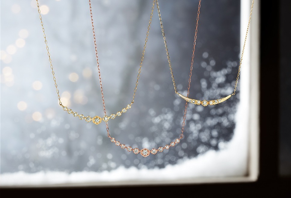 4℃のクリスマスジュエリー、“雪の結晶”ネックレスに幻想的な輝きのストーンを配して｜写真3