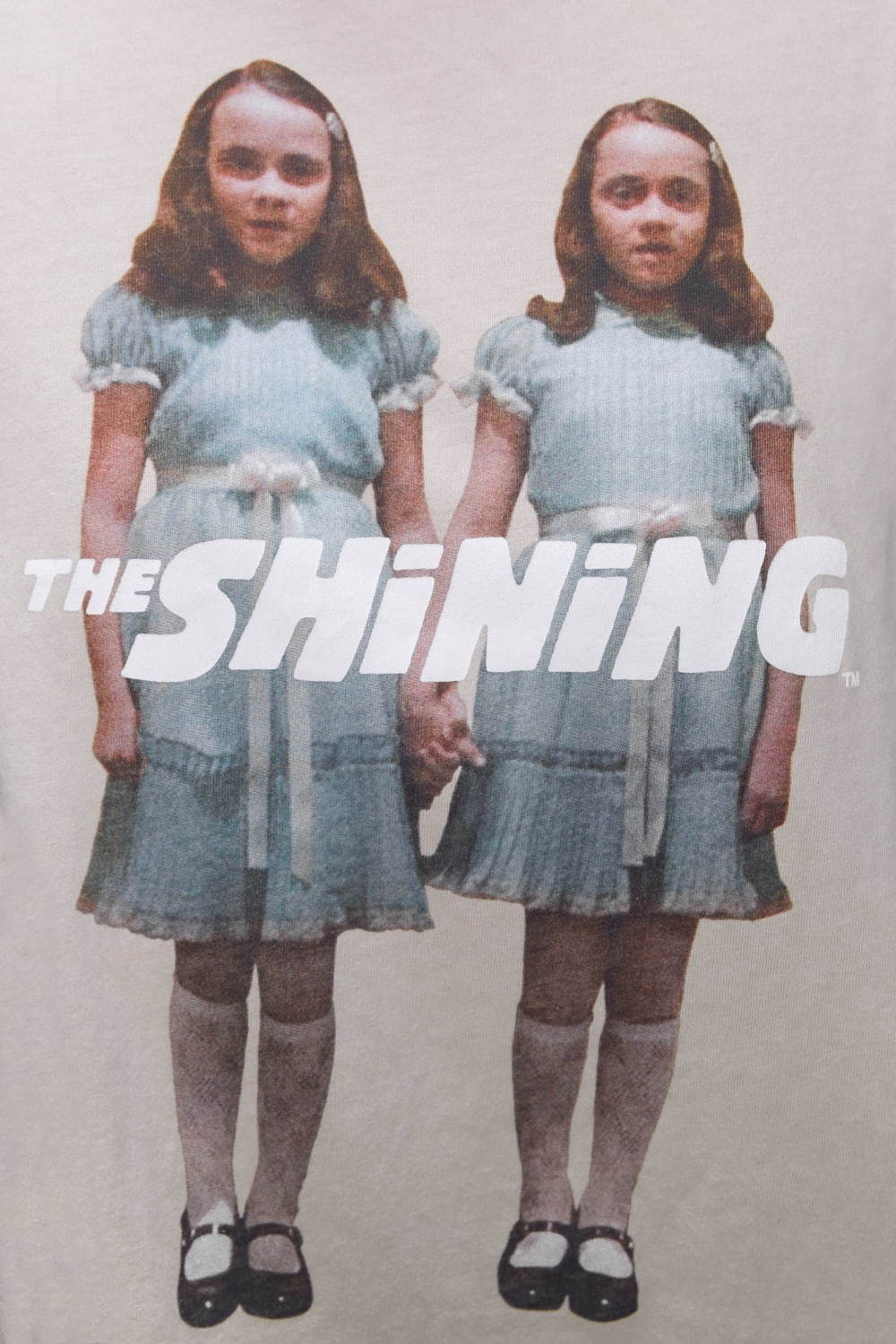 Zara 映画 シャイニング 双子 のtシャツ 劇中の場面をプリントしたスウェット フーディーも ファッションプレス
