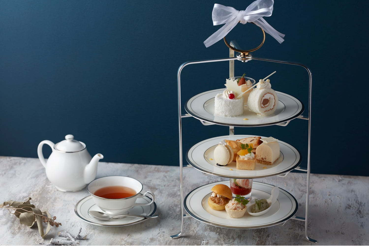 わらびもち｜グランドニッコー東京 台場「ホワイト」のアフタヌーンティー、わらびもちを包んだ“白い”ロールケーキ