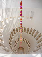 「チェ・ジョンファ個展」表参道のジャイルギャラリーで、キラキラ輝く“世界のガラクタ”の集合体｜写真7