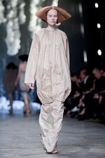 リック オウエンス 2013年春夏コレクション - 素材で紡ぐ、孤独と平穏の優しいストーリー｜写真4