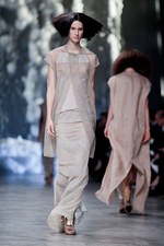 リック オウエンス 2013年春夏コレクション - 素材で紡ぐ、孤独と平穏の優しいストーリー｜写真15