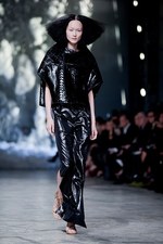 リック オウエンス 2013年春夏コレクション - 素材で紡ぐ、孤独と平穏の優しいストーリー｜写真29