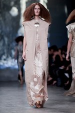 リック オウエンス 2013年春夏コレクション - 素材で紡ぐ、孤独と平穏の優しいストーリー｜写真42