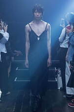 イクミ 2020年春夏コレクション - この世に揺らめく“幽霊”ときもだめしを、コムアイとコラボ｜写真1