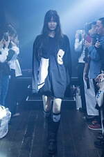 イクミ 2020年春夏コレクション - この世に揺らめく“幽霊”ときもだめしを、コムアイとコラボ｜写真22