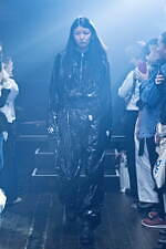 イクミ 2020年春夏コレクション - この世に揺らめく“幽霊”ときもだめしを、コムアイとコラボ｜写真30