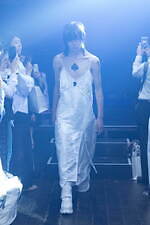 イクミ 2020年春夏コレクション - この世に揺らめく“幽霊”ときもだめしを、コムアイとコラボ｜写真34