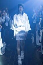 イクミ 2020年春夏コレクション - この世に揺らめく“幽霊”ときもだめしを、コムアイとコラボ｜写真36