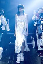 イクミ 2020年春夏コレクション - この世に揺らめく“幽霊”ときもだめしを、コムアイとコラボ｜写真38