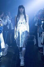 イクミ 2020年春夏コレクション - この世に揺らめく“幽霊”ときもだめしを、コムアイとコラボ｜写真40