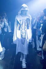 イクミ 2020年春夏コレクション - この世に揺らめく“幽霊”ときもだめしを、コムアイとコラボ｜写真42