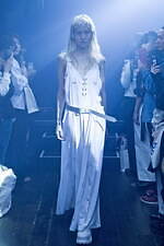 イクミ 2020年春夏コレクション - この世に揺らめく“幽霊”ときもだめしを、コムアイとコラボ｜写真50