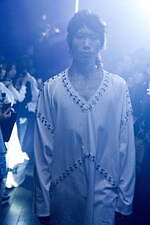 イクミ 2020年春夏コレクション - この世に揺らめく“幽霊”ときもだめしを、コムアイとコラボ｜写真55