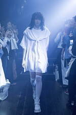 イクミ 2020年春夏コレクション - この世に揺らめく“幽霊”ときもだめしを、コムアイとコラボ｜写真56