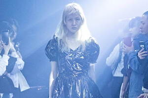 イクミ 2020年春夏コレクション - この世に揺らめく“幽霊”ときもだめしを、コムアイとコラボ