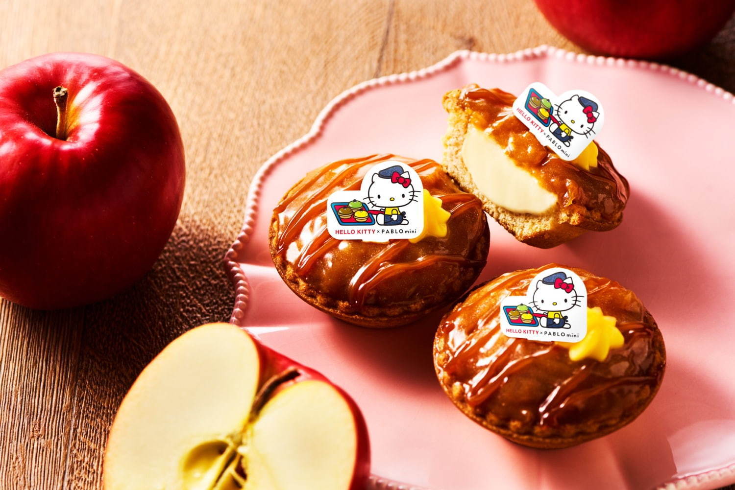 「ハローキティのアップルパイ」ビターキャラメルソースのせサクサクチーズタルトがパブロ ミニから | 写真