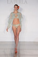 ラペルラ 2013年春夏コレクション - 究極の女性美を引き出す、官能とエレガンスの世界｜写真1