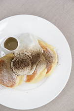 パンケーキ専門店「幸せのパンケーキ」京都限定の「ほうじ茶のティラミスパンケーキ」が期間限定で全国展開｜写真1