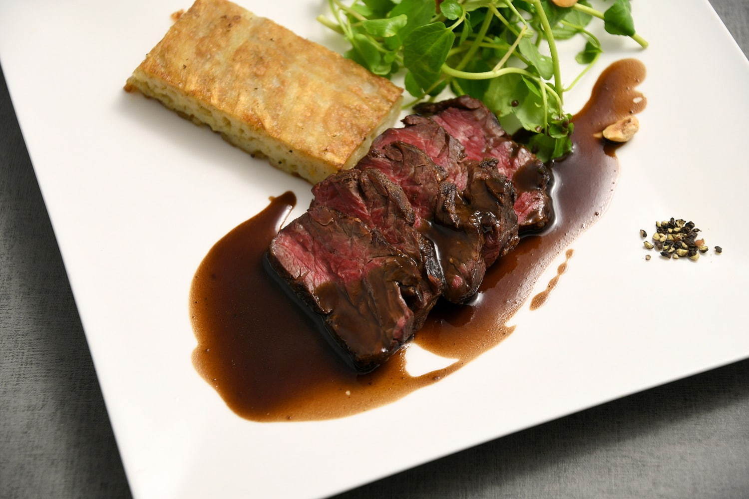 国立新美術館 3F ブラッスリー ポール・ボキューズ ミュゼ
牛肩ロース肉のグリエ タイムの香るジューソース じゃがいものクリック 季節野菜添え