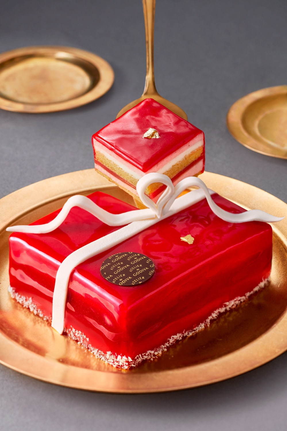 アトリエ ドゥ ゴディバのクリスマススイーツ、ホワイトチョコのリボンを飾ったケーキやサンタマカロン | 写真