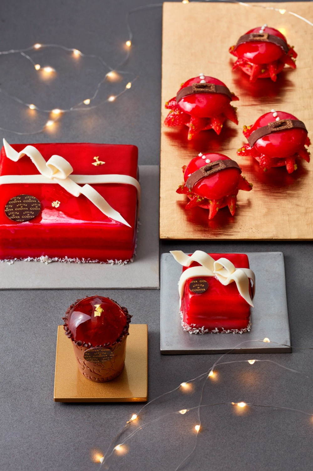 アトリエ ドゥ ゴディバのクリスマススイーツ、ホワイトチョコのリボンを飾ったケーキやサンタマカロン｜写真1