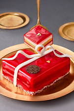 アトリエ ドゥ ゴディバのクリスマススイーツ、ホワイトチョコのリボンを飾ったケーキやサンタマカロン｜写真5