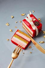 アトリエ ドゥ ゴディバのクリスマススイーツ、ホワイトチョコのリボンを飾ったケーキやサンタマカロン｜写真4