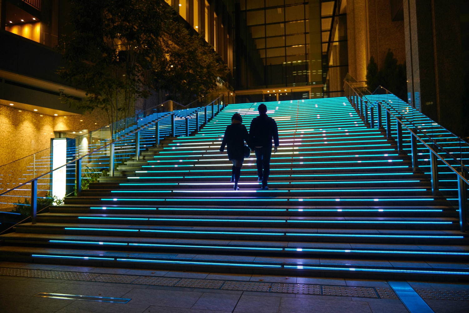 品川シーズンテラスのイルミネーション、青色に輝く芝生広場や“光の大階段”｜写真4