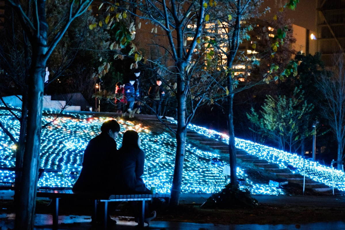 品川シーズンテラスのイルミネーション、青色に輝く芝生広場や“光の大階段”｜写真3