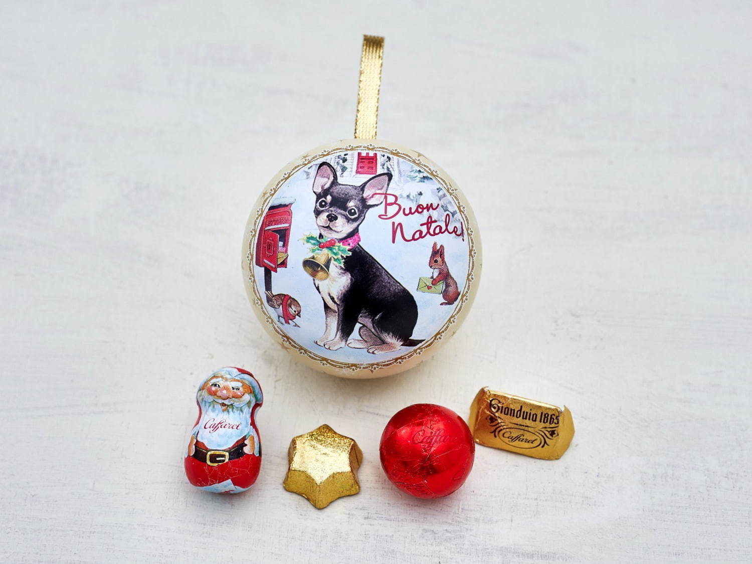 カファレルのクリスマス限定チョコ、猫や子犬を描いたオーナメント缶にサンタチョコ＆ジャンドゥーヤ｜写真3
